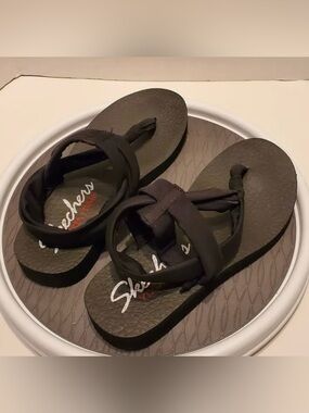 Skechers Women's Yoga Size 9 Cushioned Strap Sandals Foam Footbed. Namaste